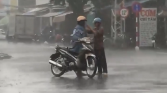 Rơi nước mắt với hình ảnh cha nhường áo mưa cho con trai giữa ngã tư đường