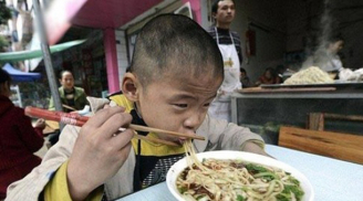 Cậu bé lừa tiền cơm và cái kết bất ngờ sau 20 năm