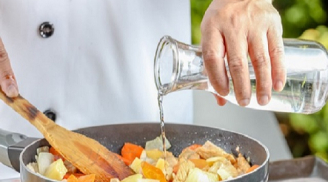 Mẹo cực hay giúp các bà nội trợ 'chữa cháy' món ăn bị mặn khiến chồng con khen tíu tít