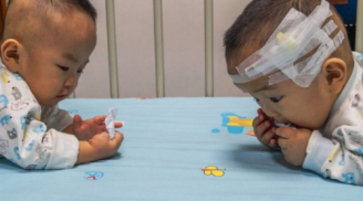 Đau lòng cảnh cha mẹ 'bốc thăm' chọn cứu sống một trong hai con sinh đôi