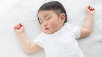 Nếu thấy con ngủ tư thế này xin chúc mừng chứng tỏ bé siêu thông minh, IQ cực kì cao