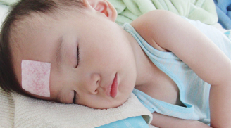 Con sốt bất thường, mẹ bảo “Không sao!” nhưng sau rụng rời chân tay vì lời bác sĩ