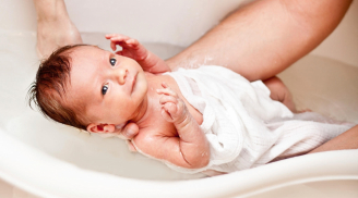 Cho thứ này vào nước tắm cho con giúp bé luôn phát triển tốt chả bao giờ ốm đau bệnh tật lại thông minh