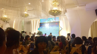 Đám cưới 'bá đạo', cô dâu chú rể bật bóng đá cùng quan khách cổ vũ hết mình cho đội tuyển Việt Nam