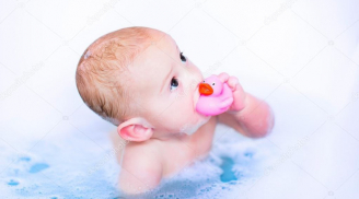 Mẹ lơ đễnh bỏ con 9 tháng trong nhà tắm một lúc sau quay lại sững sờ thấy cảnh tượng này