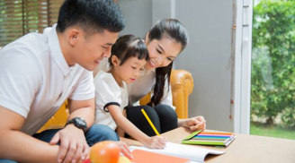 Những điều cha mẹ phải dạy con từ khi mầm non tới trước năm 18 tuổi, để không hối hận cả đời