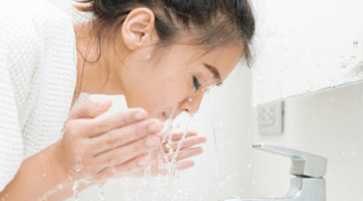 Mỗi tối thêm thứ này vào nước rửa mặt, sau 1 tháng da sẽ căng mịn màng