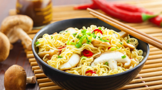 Ăn mì tôm liên tục trong 1 tháng, cơ thể bạn sẽ lãnh 6 hậu quả nghiêm trọng thế này mà 100% không biết