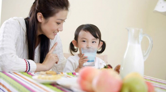 Bác sĩ khuyên mẹ: 5 món đừng bao giờ cho trẻ ăn khi đói kẻo lớn lên phải đổ đống tiền chữa bệnh