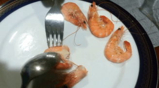 Bóc vỏ tôm tưởng dễ nhưng không phải ai cũng biết bí quyết bóc trong nháy mắt, không hề tốn công này