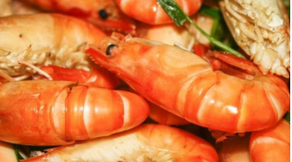 Luộc tôm trong nước nóng hay lạnh là ngon nhất: Câu trả lời của chủ nhà hàng khiến ai cũng 'tròn mắt'