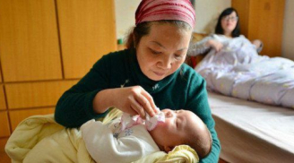Ru con cả tiếng không ngủ, tôi nín lặng khi biết cách bà nội chăm cháu hàng ngày