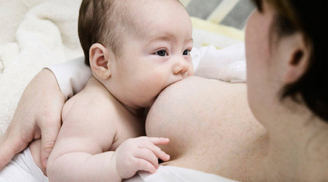 Cho bé 1,5 tháng bú rồi ngủ quên người mẹ nhận tin sét đánh