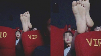 Mặc váy ngắn nhưng cô gái còn thản nhiên làm hành động này trong rạp chiếu phim khiến người xung quanh 'đỏ mặt'