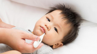 4 điều mẹ tuyệt đối không được làm khi trẻ sốt cao