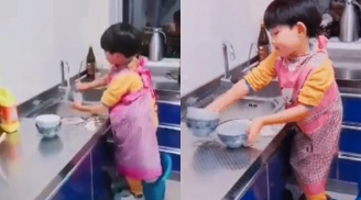 Rửa bát cho mẹ nhưng cậu bé lại nhún nhảy vô cùng hạnh phúc khiến dân mạng 'tan chảy'