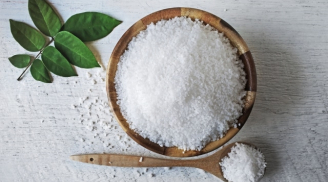 Dùng nắm muối ném vào lỗ thoát nước cứ tưởng lãng phí nhưng hiệu quả bất ngờ