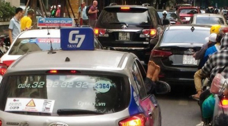 Ngồi trong xe taxi, hành khách còn thản nhiên thò đôi chân ra khỏi cửa nhưng điều này mới gây chú ý