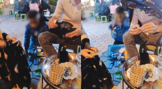 Cậu bé bán hàng rong quỳ lạy rồi dập đầu xuống đất nhiều lần để 'chèo kéo' khách mua đồ