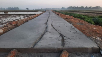 Đường làng vừa đổ bê tông đã bị cặp đôi 'đánh dấu' như của riêng mình làm ai nhìn cũng 'tức mắt'