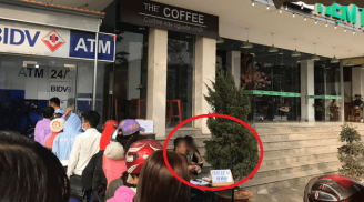 Thấy dân tình chen chúc ở cây ATM, người đàn ông mở ngay dịch vụ 'rút tiền nhanh' làm ai cũng chú ý