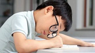 Nguyên nhân khiến trẻ bị cận thị và cách phòng tránh