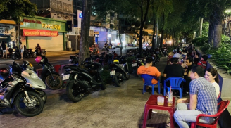 Bất chấp lệnh cấm, cà phê cóc quận 4 vẫn nườm nượp đón khách mùa dịch