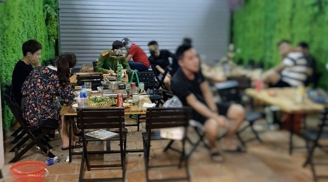 Quán lẩu ếch khép hờ cửa tầng 1 cho hàng chục khách ăn nhậu trên tầng 3 giữa mùa dịch