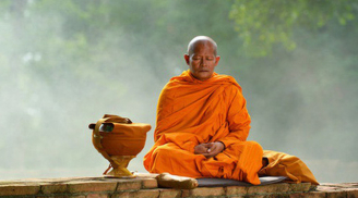 Chàng trai hỏi cao tăng cách khiến Trời Phật hài lòng: Nào ngờ, lại phải ra nghĩa địa làm 1 việc kỳ lạ