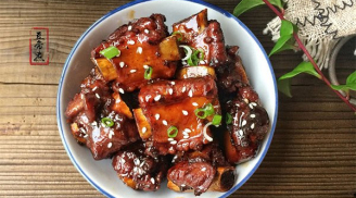 Sườn om chua ngọt bằng nồi cơm điện đậm đà, mềm tan trong miệng