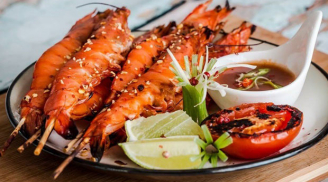 Tôm nướng muối ớt cả nhà vừa ăn, vừa phải gật gù khen khéo