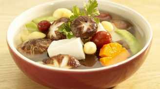 Mẹ trổ tài nấu canh nấm hạt sen, giàu dinh dưỡng, giải nhiệt mùa hè hiệu quả