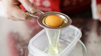 Bỏ lòng trắng trứng gà lên quần áo bị nấm mốc ai cũng khó hiểu, 30 phút sau quay lại ngạc nhiên vô cùng