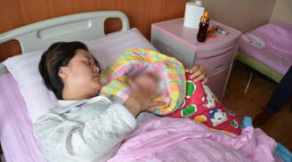 Sau khi sinh, người mẹ trẻ im lặng trước một câu hỏi nhạy cảm khiến bác sĩ vô cùng tức giận