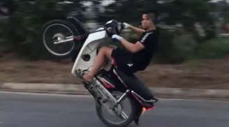 Đăng clip khoe 'kỹ năng' bốc đầu xe máy lên Facebook, nam thanh niên bị công an triệu tập
