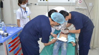 Đang đi xe đạp, bé trai bị tôn cứa vào cổ, chảy nhiều máu