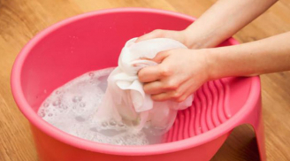 Áo mốc li ti đừng vội vứt đi, ngâm vào chậu nước có pha 1 thứ là tẩy sạch hoàn toàn