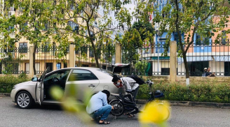 Thầy giáo dừng ô tô sửa xe đạp cho học sinh giữa trưa nắng khiến nhiều người không khỏi xuýt xoa