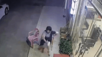 Ngồi hóng gió trước cửa, người phụ nữ bị ô tô húc văng khiến ai cũng bủn rủn chân tay