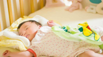 Cho con bú rồi ngủ quên, mẹ tỉnh dậy thấy cảnh tượng ám ảnh cả đời