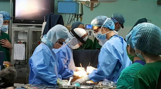 Bé trai 4 tuổi phải phẫu thuật cắt 1,5m ruột: BS kết luận nguyên nhân khiến mẹ vô cùng bất ngờ