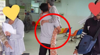 Hình ảnh người đàn ông bế mẹ hệt như bế đứa trẻ trong bệnh viện