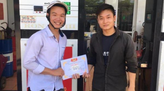 Đạt danh hiệu học sinh tiên tiến, nam học giấy khen đem đi khoe từ chú xe ôm đến trụ sở công an