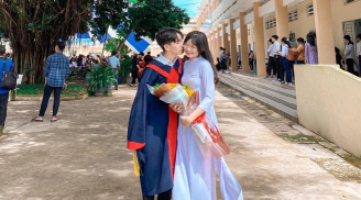 Ngọt 'lịm tim' khoảnh khắc cặp đôi gà bông hôn má nhau trong lễ bế giảng, dân mạng 'ghen' rầm rầm
