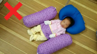 Mẹ dùng gối chặn cho con theo cách này là sai, đây mới là cách làm đúng