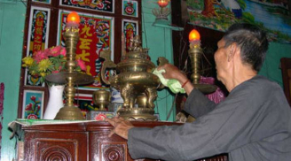 Tại sao phải lau bàn thờ bằng nước ấm hoặc rượu pha gừng, tỏi trước khi cúng Rằm tháng 7?