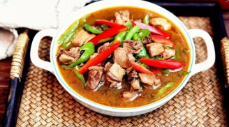 Ăn gà luộc, gà rang mãi cũng chán... hãy đổi vị bằng món gà om ớt gừng cay ngon đậm vị