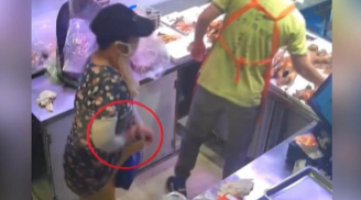 Clip: Nữ khách hàng mang cả con vịt quay giấu vào quần rồi bỏ trốn