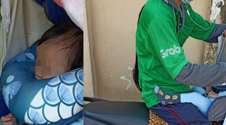 Xót xa nam xe ôm công nghệ chở theo con nhỏ 8 tháng tuổi đi làm vì không có tiền gửi trẻ