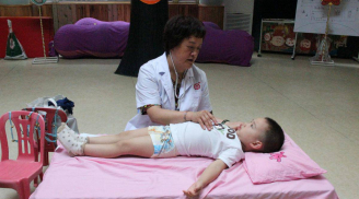 Con lùn nhất lớp mẹ đưa đi khám, bác sĩ mắng té tát chỉ vì lý do bất ngờ này